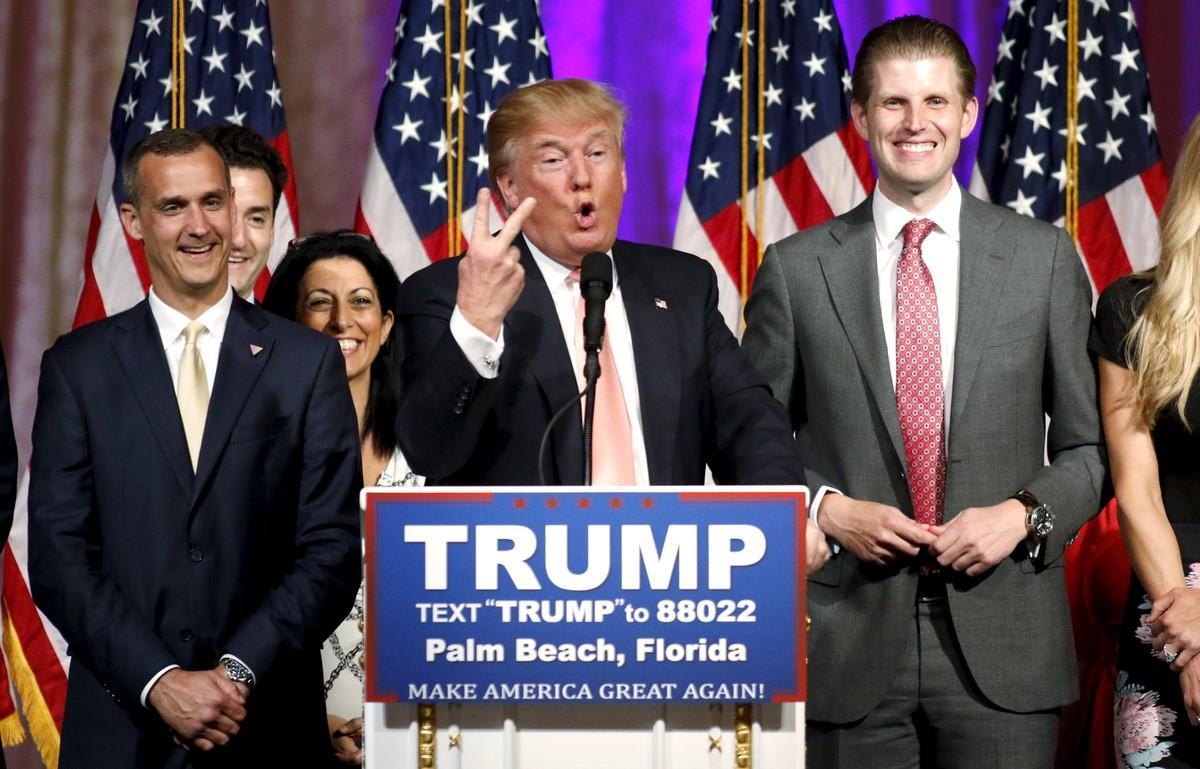  Donald Trump, flanqueado por su jefe de campaña, Corey Lewandowski (izquierda) y su hijo Eric (derecha), habla de los resultados de las primarias, anoche en Palm Beach (Florida).
