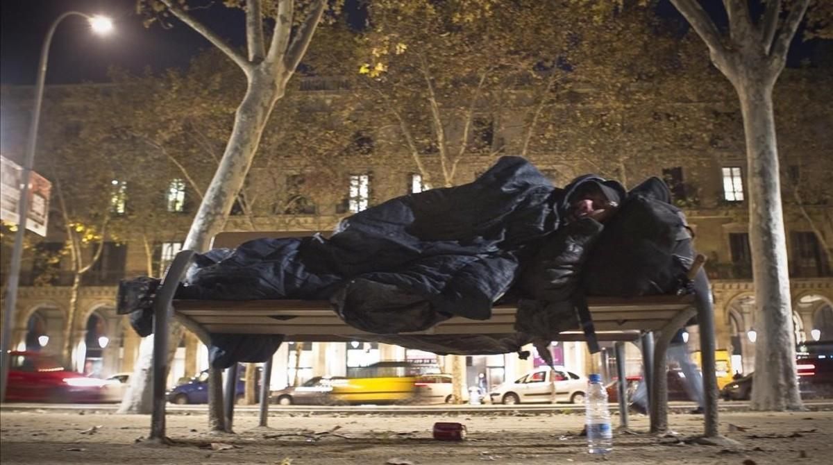 Un sintecho duerme en el parque de la Ciutadella. Un sintecho duerme en el parque de la Ciutadella.