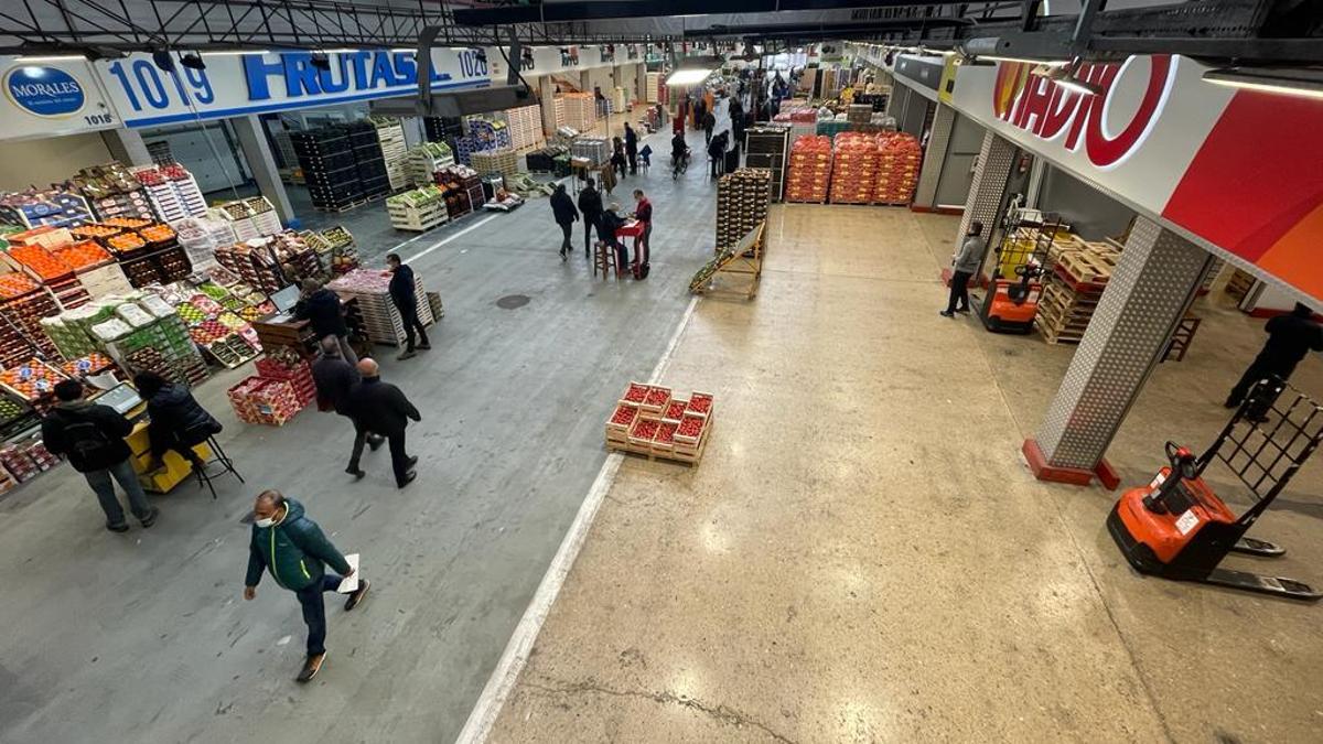 Paradas de frutas y verduras en Mercabarna, sin productos que ofrecer porque no les han llegado los productos de Andalucía debido a la huelga en el transporte de mercancías.
