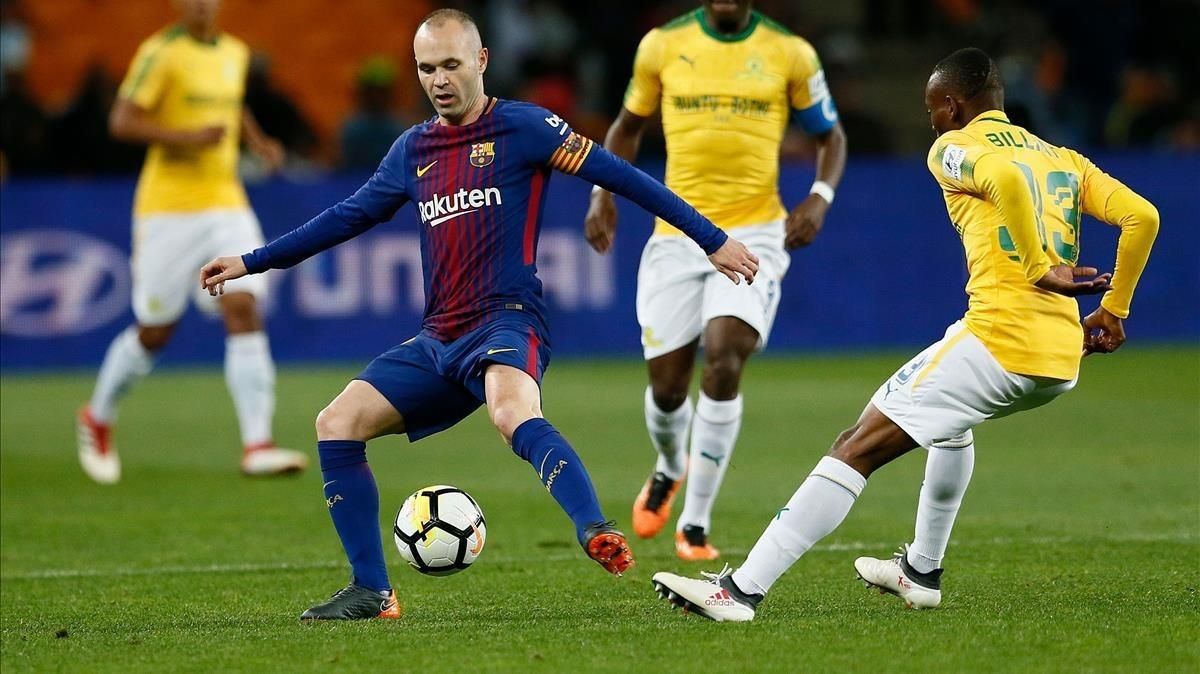 Iniesta evita al centrocampista Khama Billiat en el amistoso en Johannesburgo. Iniesta evita al centrocampista Khama Billiat en el amistoso en Johannesburgo.