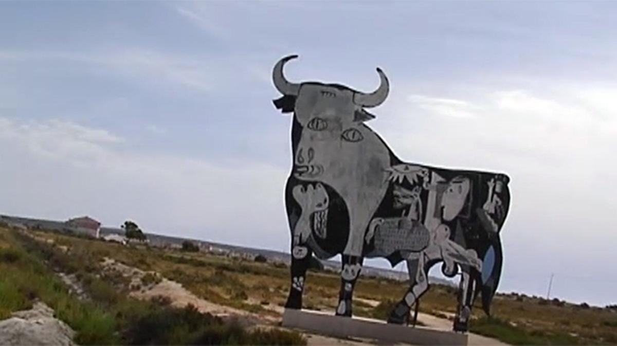 El toro de Osborne situado en Santa Pola (Alicante) que ha sido pintado como el ’Guernica’ de Picasso.