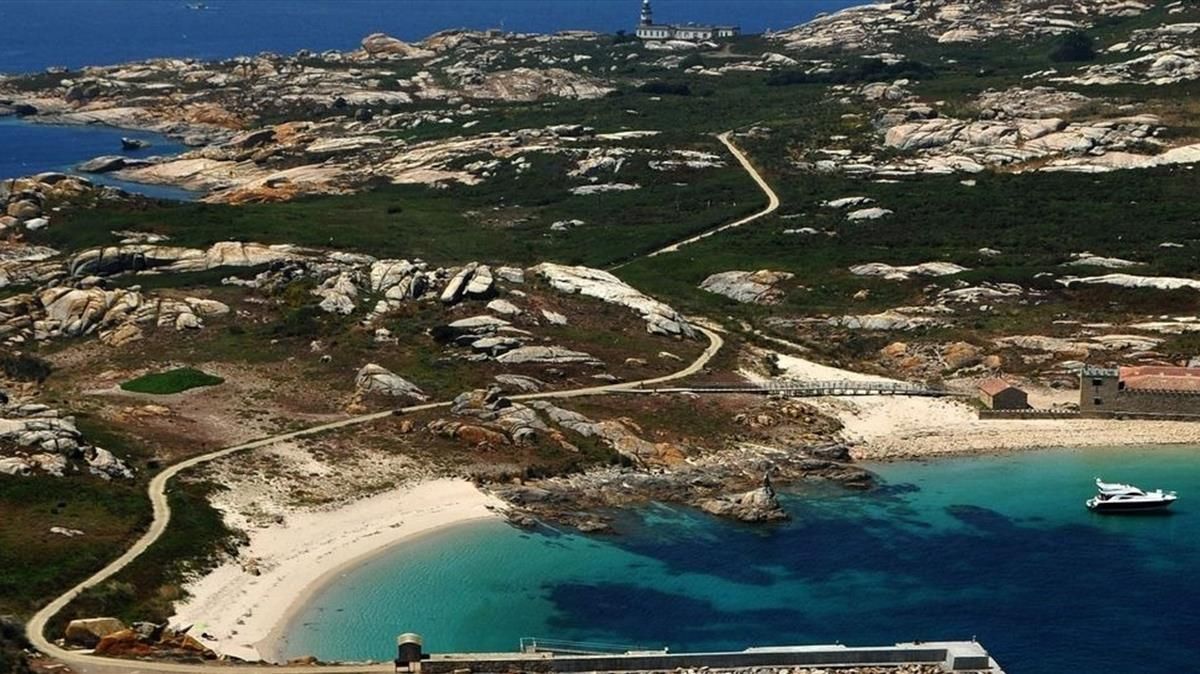 Una vista aérea de Salvora en la que se aprecian el embarcadero, su playa, el pazo y el faro. Una vista aérea de Salvora en la que se aprecian el embarcadero, su playa, el pazo y el faro.