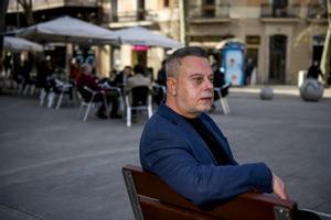 El escritor Toni Hill, este viernes en una terraza de Barcelona. 