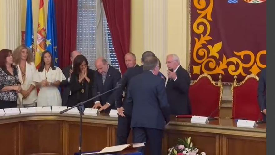 Imbroda, nuevo presidente de la Asamblea de Melilla, niega el saludo al saliene, de Castro