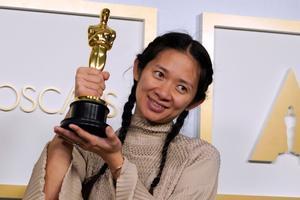 ’Nomadland’ se lleva el Oscar a la mejor película. En la foto, Chloé Zhao.