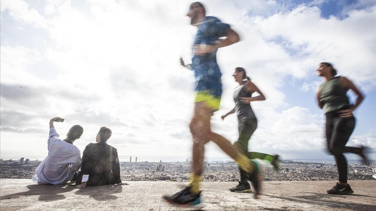 Joan guía una ruta de 360º Running Barcelona. Zancadas por el Turó de la Rovira con selfis de fondo. Joan guía una ruta de 360º Running Barcelona. Zancadas por el Turó de la Rovira con selfis de fondo.