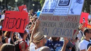 ¿Cómo nos engañan los negacionistas? En la imagen, manifestación de negacionistas en Madrid, en agosto del 2020. 