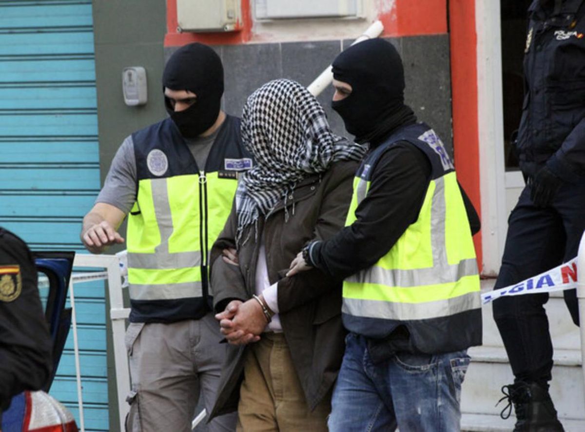 La policía traslada a un detenido en una operación yihadista. La policía traslada a un detenido en una operación yihadista.