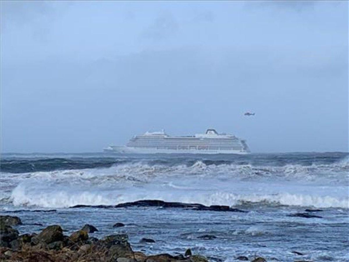 El ’Viking Sky’, a la deriva. El ’Viking Sky’, a la deriva.