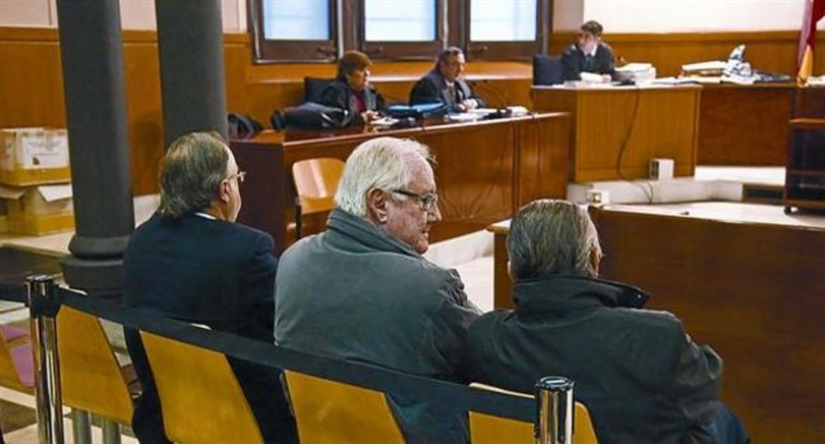 Al banquillo 8 Antoni Herce, Enric Roig y Albert Vilalta, expresidentes de FGC, durante el juicio, en el 2010. Al banquillo 8 Antoni Herce, Enric Roig y Albert Vilalta, expresidentes de FGC, durante el juicio, en el 2010.
