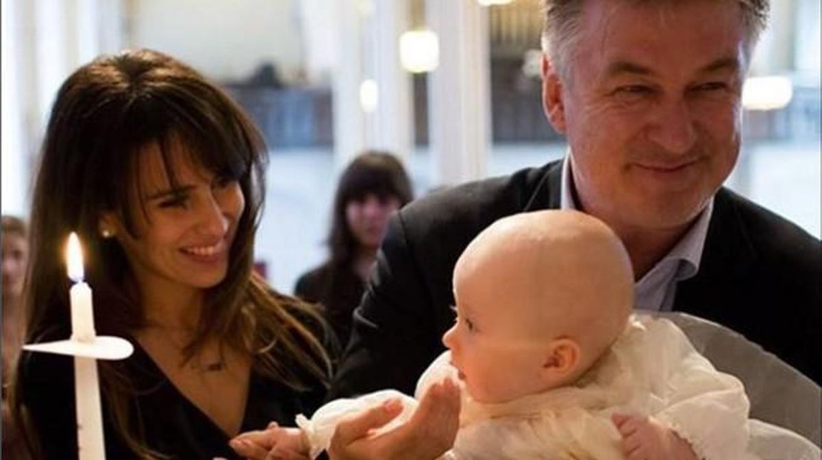 Alec Baldwin, con su hijo Rafael, y su mujer, Hilaria, durante en bautizo del niño en Nueva York. Alec Baldwin, con su hijo Rafael, y su mujer, Hilaria, durante en bautizo del niño en Nueva York.