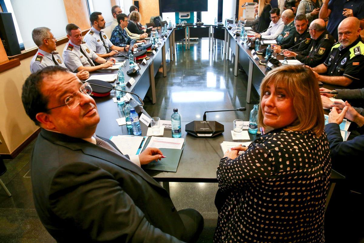 La alcaldesa de L’Hospitalet, Núria Marín, junto al conseller d’Interior, Joan Ignasi Elena, en la Junta de Seguridad Local.