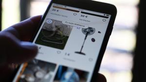 Un usuario busca un artículo en la aplicación de Wallapop.