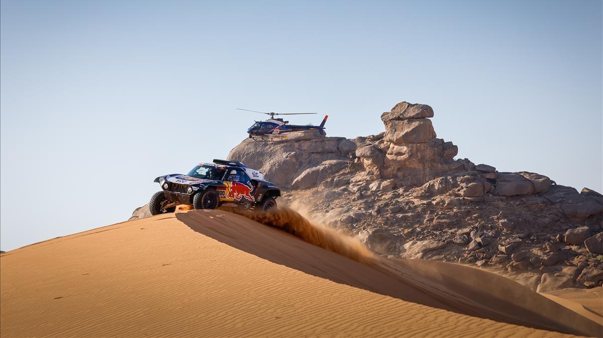 Carlos Sainz sortea una duna en Arabia Saudí.