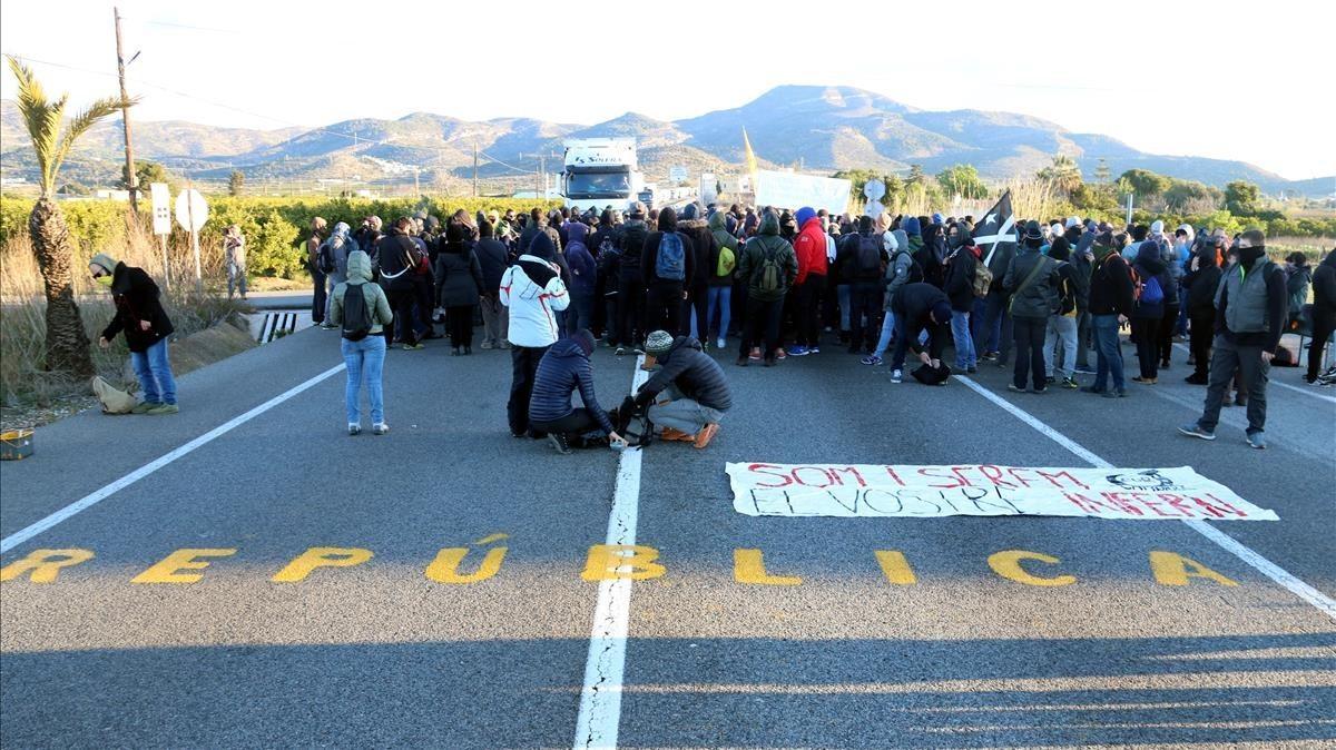 Los CDR cortan el tráfico en la N-340, en Alcanar, el pasado 27 de marzo, en protesta por la detención de Puigdemont.