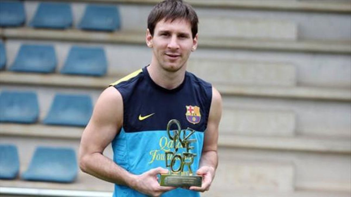 Messi, con el trofeo del Onze d’Or. Messi, con el trofeo del Onze d’Or.