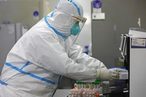 Un investigador chino, trabajando en un laboratorio de Shanghái.