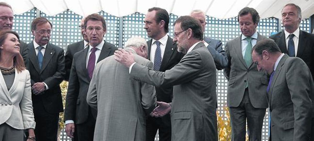 El jefe del Ejecutivo central, Mariano Rajoy, con dirigentes del partido y presidentes autonómicos, durante una comida celebrada en Madrid en mayo del 2013. El jefe del Ejecutivo central, Mariano Rajoy, con dirigentes del partido y presidentes autonómicos, durante una comida celebrada en Madrid en mayo del 2013.
