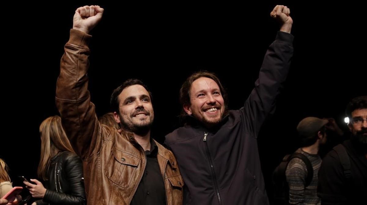 Pablo Iglesias y Alberto Garzón celebran el ’pacto de los botellines’, con el que sellaron su alianza electoral el 9 de mayo del 2016. 