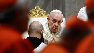 El papa Francisco, pronunciando sus primeras palabras tras la muerte de Benedicto XVI.