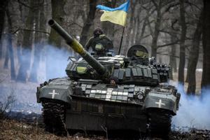 Un tanque ucraniano T-72 maniobra entre los árboles en la región de Donetsk.