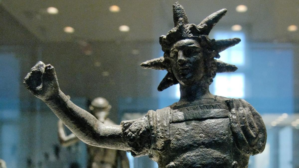 Bronce del Dios Helios de la época romana procedente de Egipto, en el Museo del Louvre.