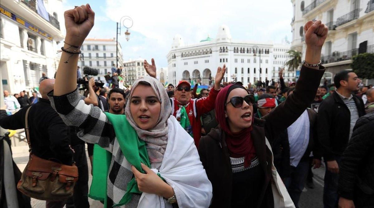 Ciudadanos argelinos gritan consignas y ondean banderas nacionales durante una protesta contra el presidente interino, Abdelkader Bensalah, en Argel. Ciudadanos argelinos gritan consignas y ondean banderas nacionales durante una protesta contra el presidente interino, Abdelkader Bensalah, en Argel.
