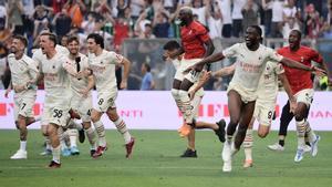 Los jugadores del Milan corren eufóricos tras el pitido final que les convertía en campeones al vencer al Sassuolo (0-3).