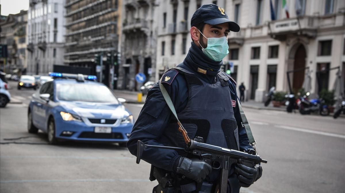 Un policía italiano monta guardia en Milán. Un policía italiano monta guardia en Milán.