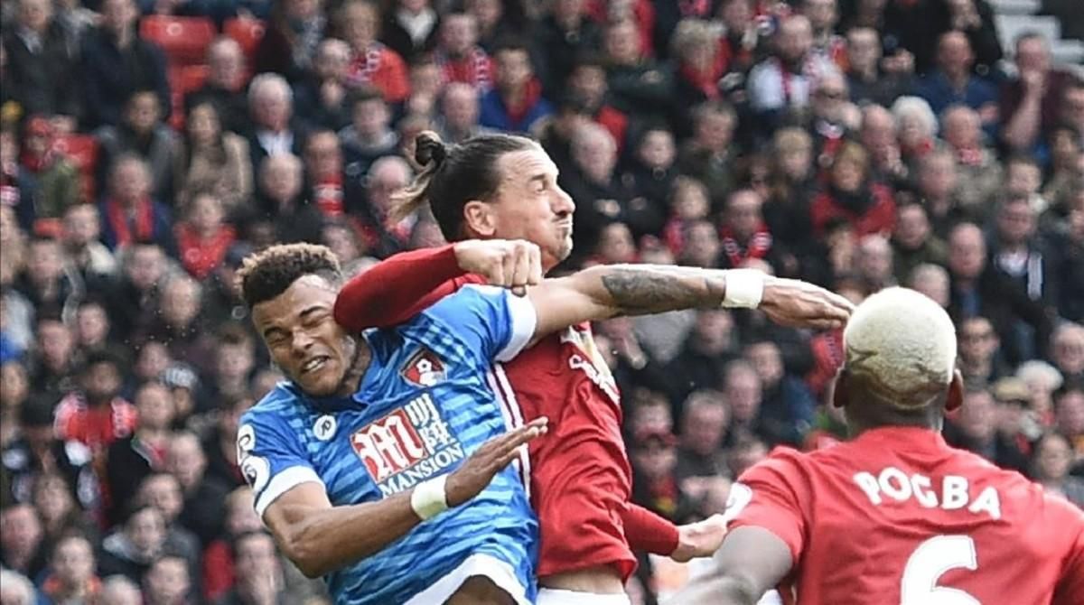 Zlatan Ibrahimovic lanza el codo contra el defensa Tyrone Mings. Zlatan Ibrahimovic lanza el codo contra el defensa Tyrone Mings.