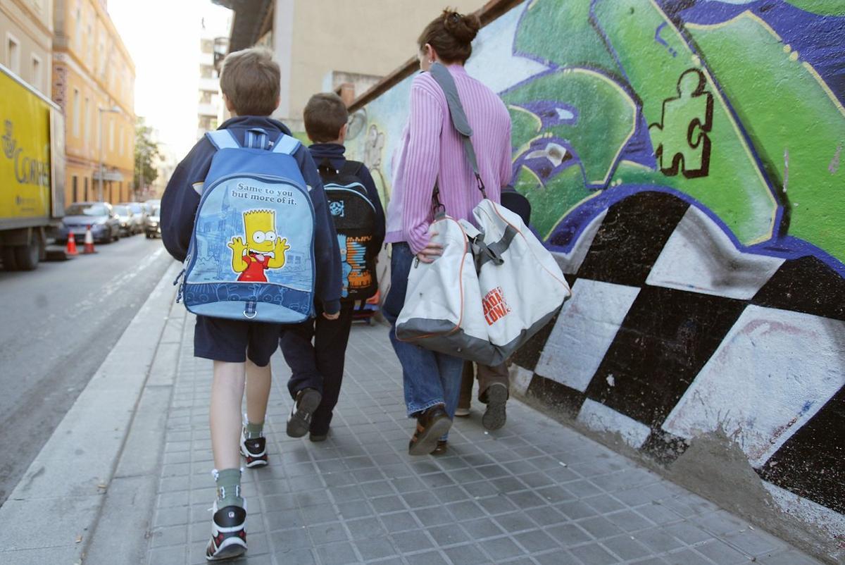 Niños camino de la escuela, en una imagen de archivo. Niños camino de la escuela, en una imagen de archivo.