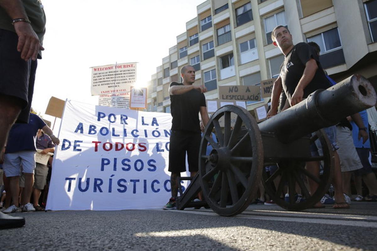 Los vecinos de la Barceloneta, en la plaza del Poeta Boscà, este sábado, juntándose para empezar la manifestación. Los vecinos de la Barceloneta, en la plaza del Poeta Boscà, este sábado, juntándose para empezar la manifestación.