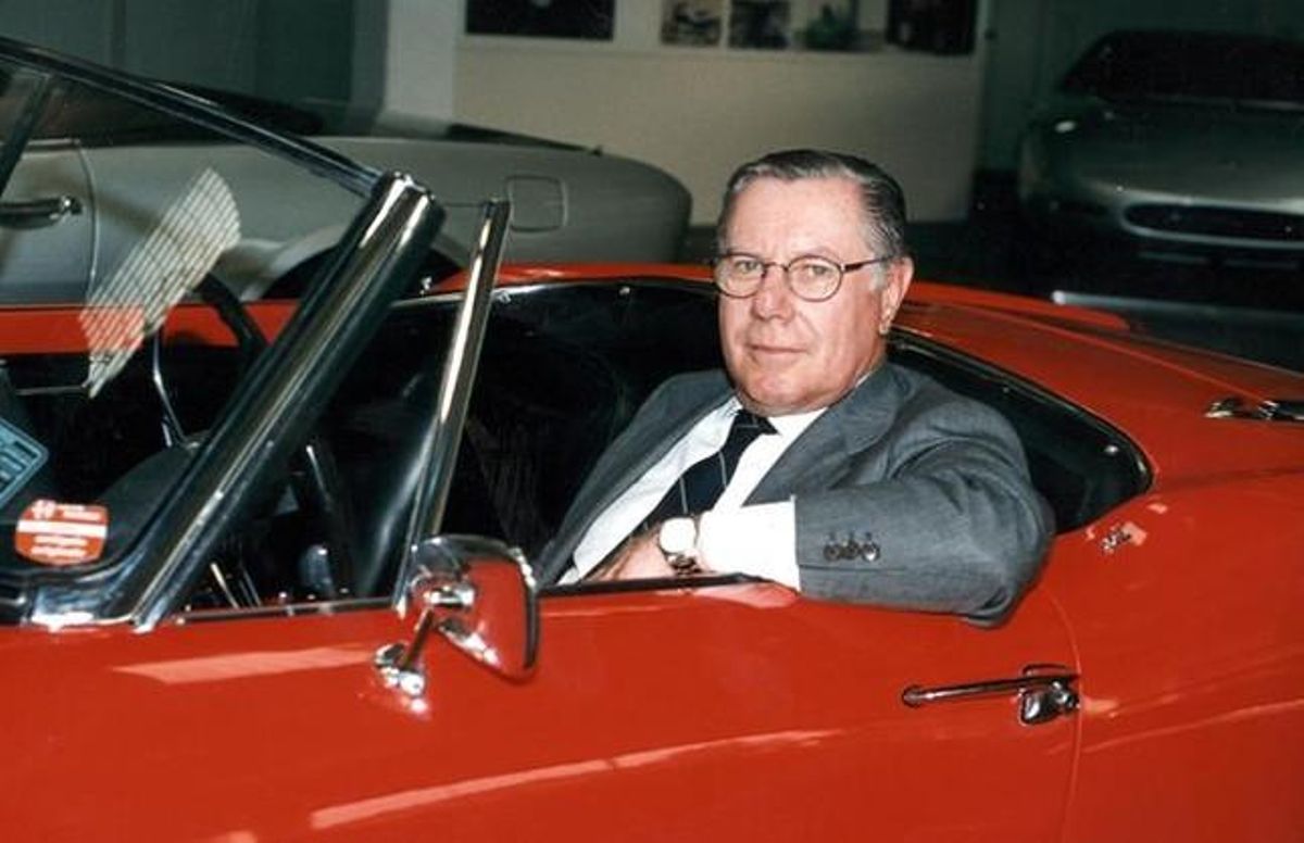 Sergio Pininfarina, en un Alfa Romeo Giulietta, en 1956. Sergio Pininfarina, en un Alfa Romeo Giulietta, en 1956.