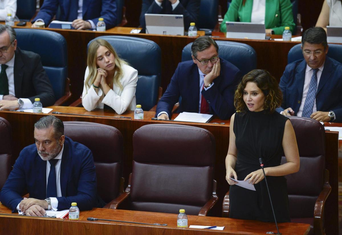 La presidenta de la Comunidad de Madrid, Isabel Díaz Ayuso (d), en la sesión de control de la Asamblea, este miércoles en Madrid. EFE/ Víctor Lerena