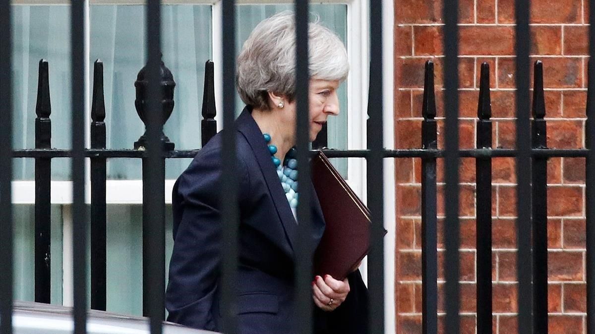 Theresa May abandona Downing Street en Londres. Theresa May abandona Downing Street en Londres.