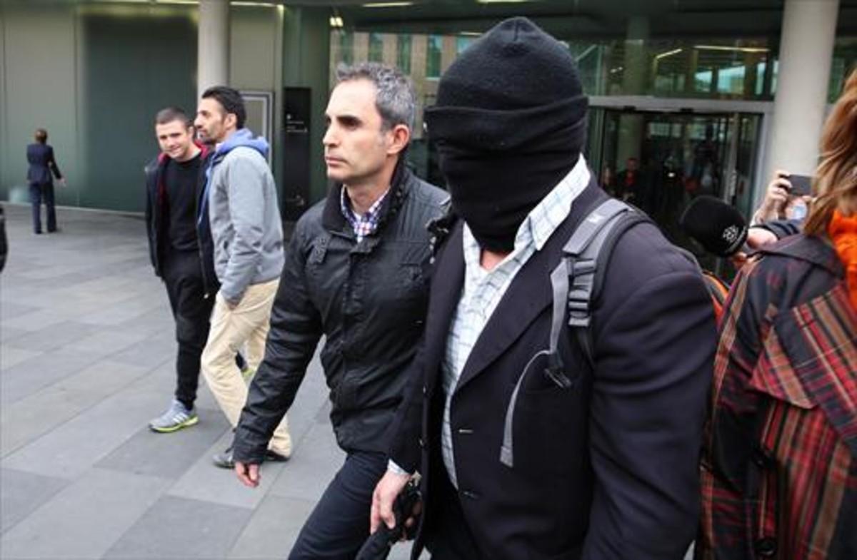El pederasta confeso Joaquín Benítez acude a declarar, con pasamontañas, a la Ciutat de Justícia, el pasado abril.