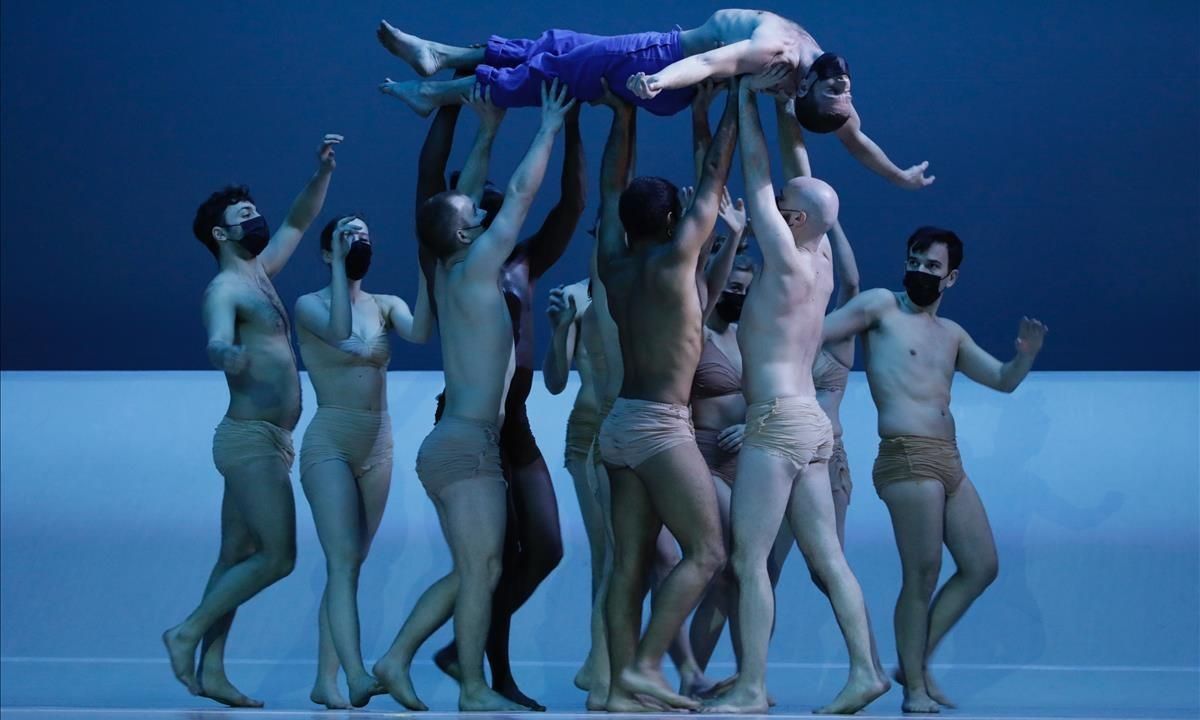 Un ensayo de ’Solstice’ en el Liceu. Un ensayo de ’Solstice’ en el Liceu.