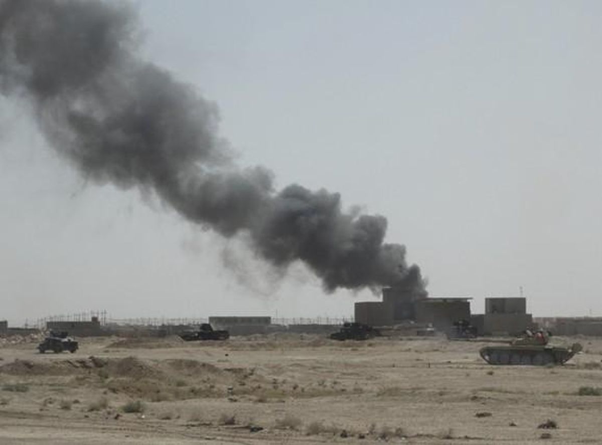 Una columna de humo se eleva en las afueras de Ramadi tras enfrentamientos enre el Ejército iraquí y los combatientes del Estado Islámico. Una columna de humo se eleva en las afueras de Ramadi tras enfrentamientos enre el Ejército iraquí y los combatientes del Estado Islámico.