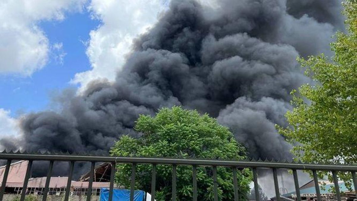 Un incendi destrueix una nau industrial a Abrera amb vehicles a l’interior Un incendi destrueix una nau industrial a Abrera amb vehicles a l’interior