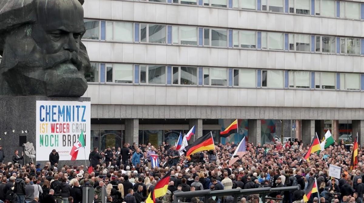 Manifestación contra los refugiados e inmigrantes convocada por los ultraderechistas de AfD junto al monumento de Karl Marx, en la ciudada sajona de Chemnitz, el 1 de septiembre del 2018.