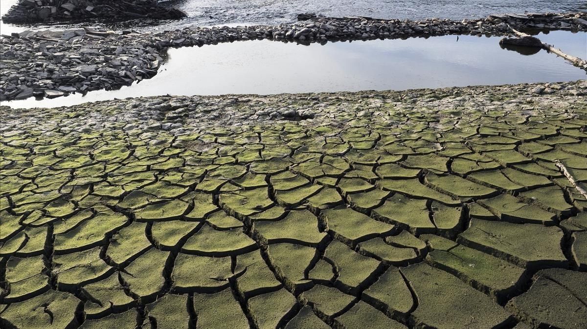 Tierra seca y cuarteada en el embalse de Belesar a los pies del rio Miño cerca de Portomarín (Pontevedra) Tierra seca y cuarteada en el embalse de Belesar a los pies del rio Miño cerca de Portomarín (Pontevedra)