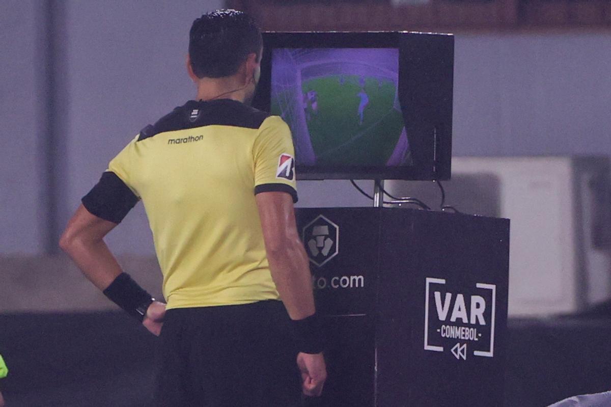 Un árbitro revisa el VAR en una foto de archivo de Juan Ignacio Roncoroni. EFE