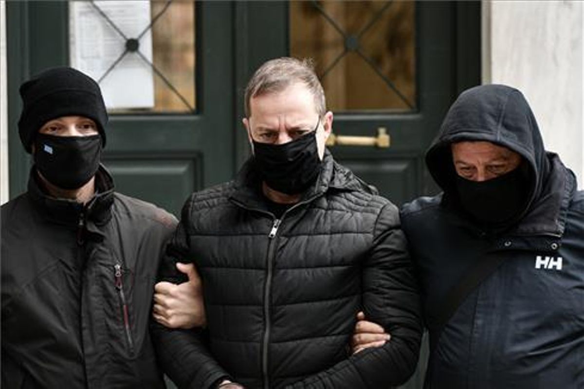 Policías de paisano escoltan al actor y director Dimitris Lignadis, esposado, al despacho de un magistrado en Atenas. Policías de paisano escoltan al actor y director Dimitris Lignadis, esposado, al despacho de un magistrado en Atenas.