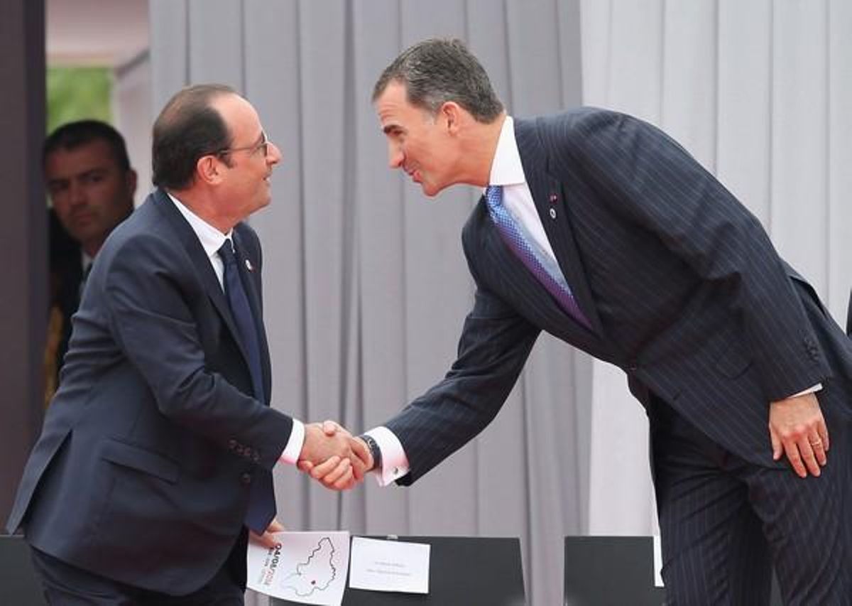 El rey Felipe VI saluda al presidente francés, François Hollande, en los actos de conmemoración del centenario del inicio de la primera guerra mundial, este lunes, en Lieja. El rey Felipe VI saluda al presidente francés, François Hollande, en los actos de conmemoración del centenario del inicio de la primera guerra mundial, este lunes, en Lieja.