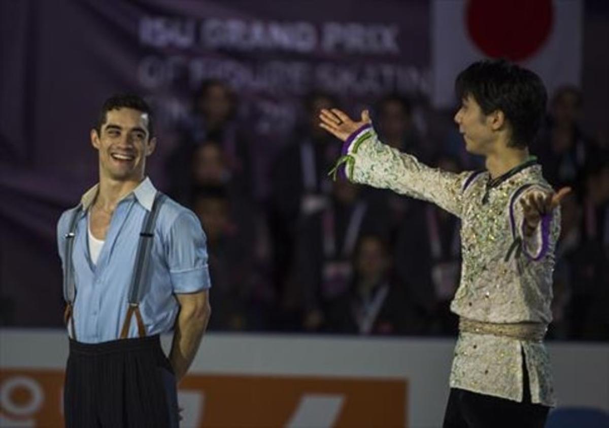 Javier Fernández, izquierda, y Yuzuru Hanyu, tras obtener este último el oro del ISU Grand Prix.