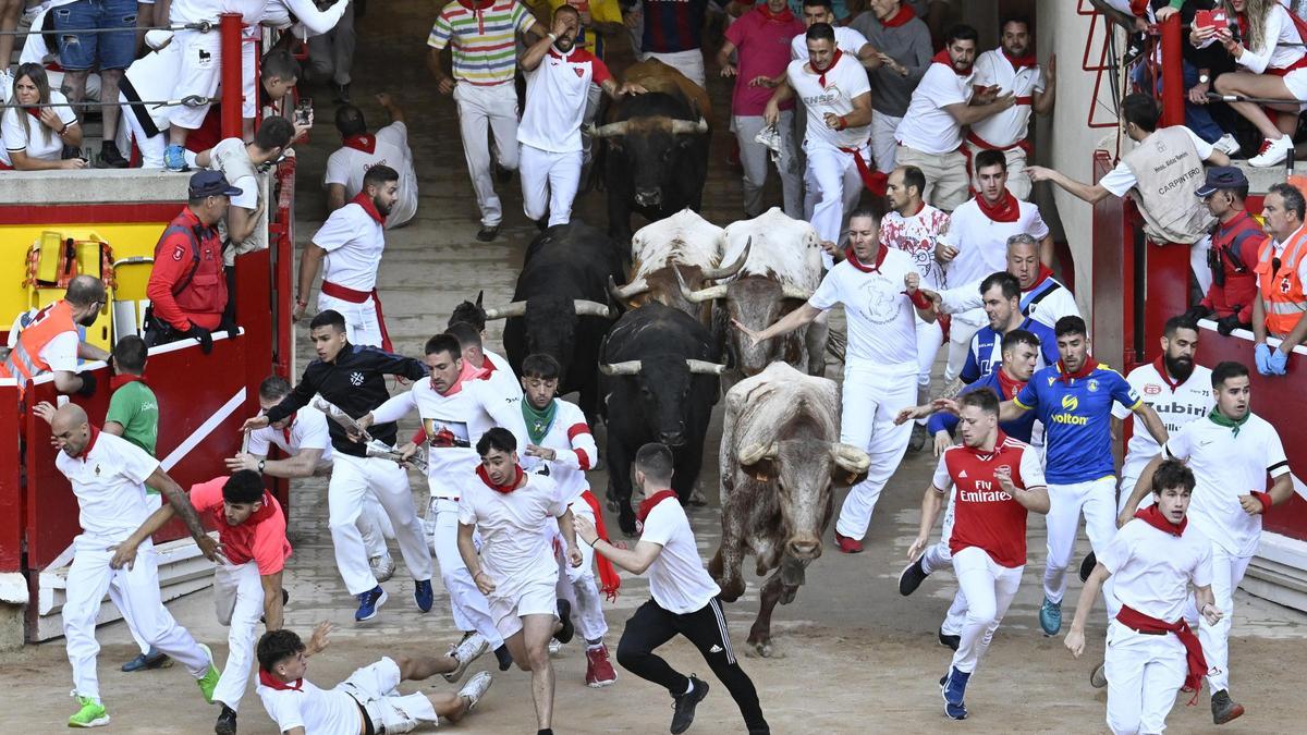 A corredor herido por asta de toro en el cuarto encierro de los Sanfermines