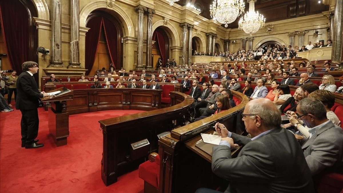 Carles Puigdemont, en el pleno de suspensión de la DUI del 10 de octubre en el Parlament. Carles Puigdemont, en el pleno de suspensión de la DUI del 10 de octubre en el Parlament.