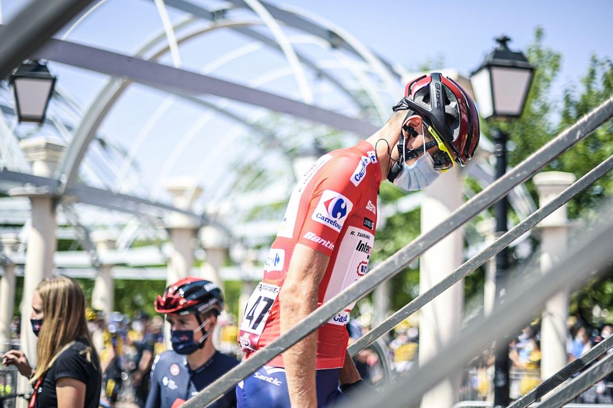 El líder, Rein Taaramäe, este miércoles, camino del control de firmas, protocolo previo a la salida de la quinta etapa de la Vuelta. El líder, Rein Taaramäe, este miércoles, camino del control de firmas, protocolo previo a la salida de la quinta etapa de la Vuelta.