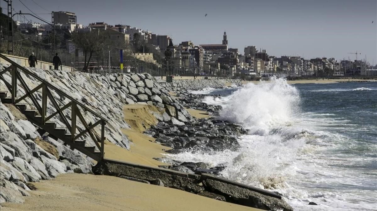 El mar ha reducido buena parte de la tierra en El Masnou. El mar ha reducido buena parte de la tierra en El Masnou.