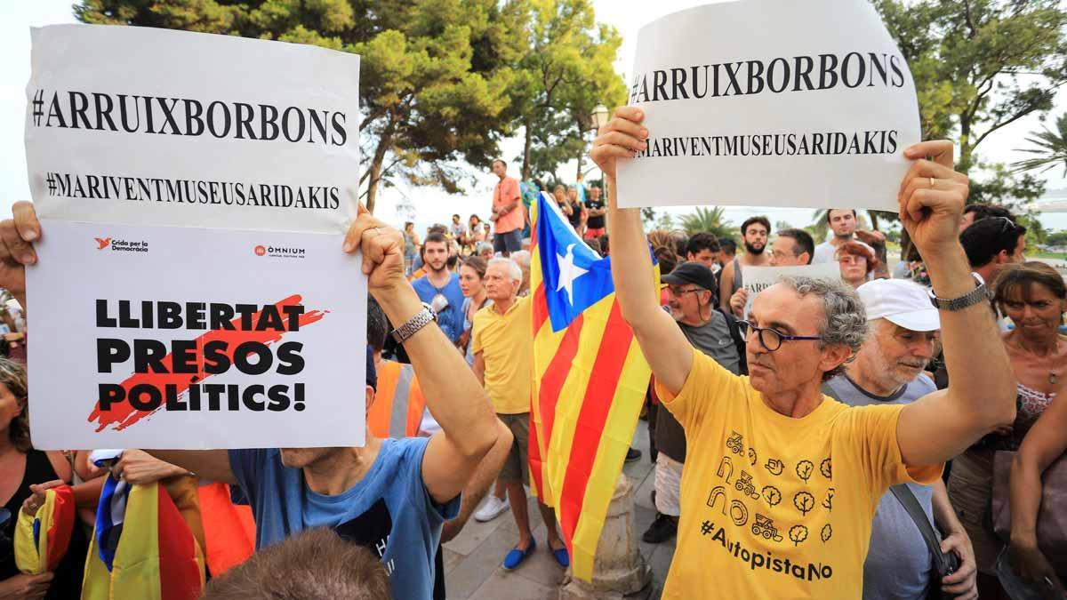 Manifestaciones a favor y en contra del Rey en Mallorca